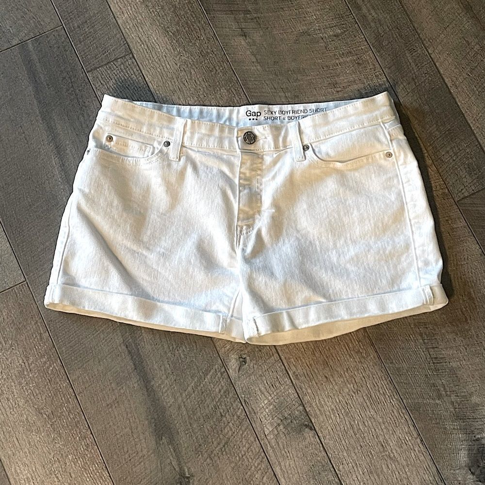 NWOT! Gap White Sexy Boyfriend Shorts. Size 6 (28R).